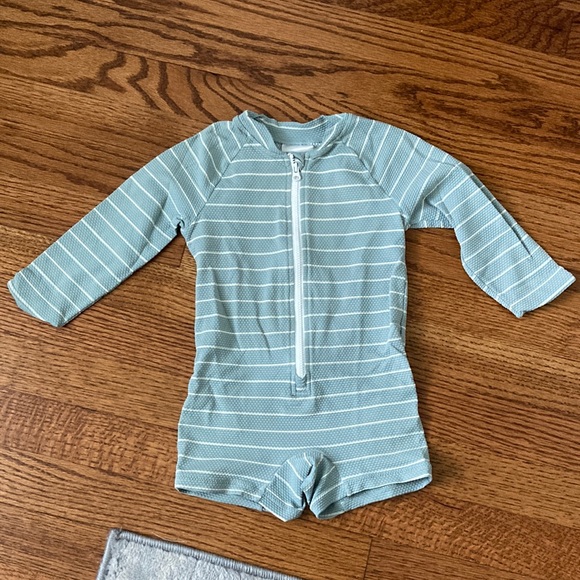 H&M 18M rash guard. The texturing is adorable. No pilling or stains. SPF - Picture 1 of 4
